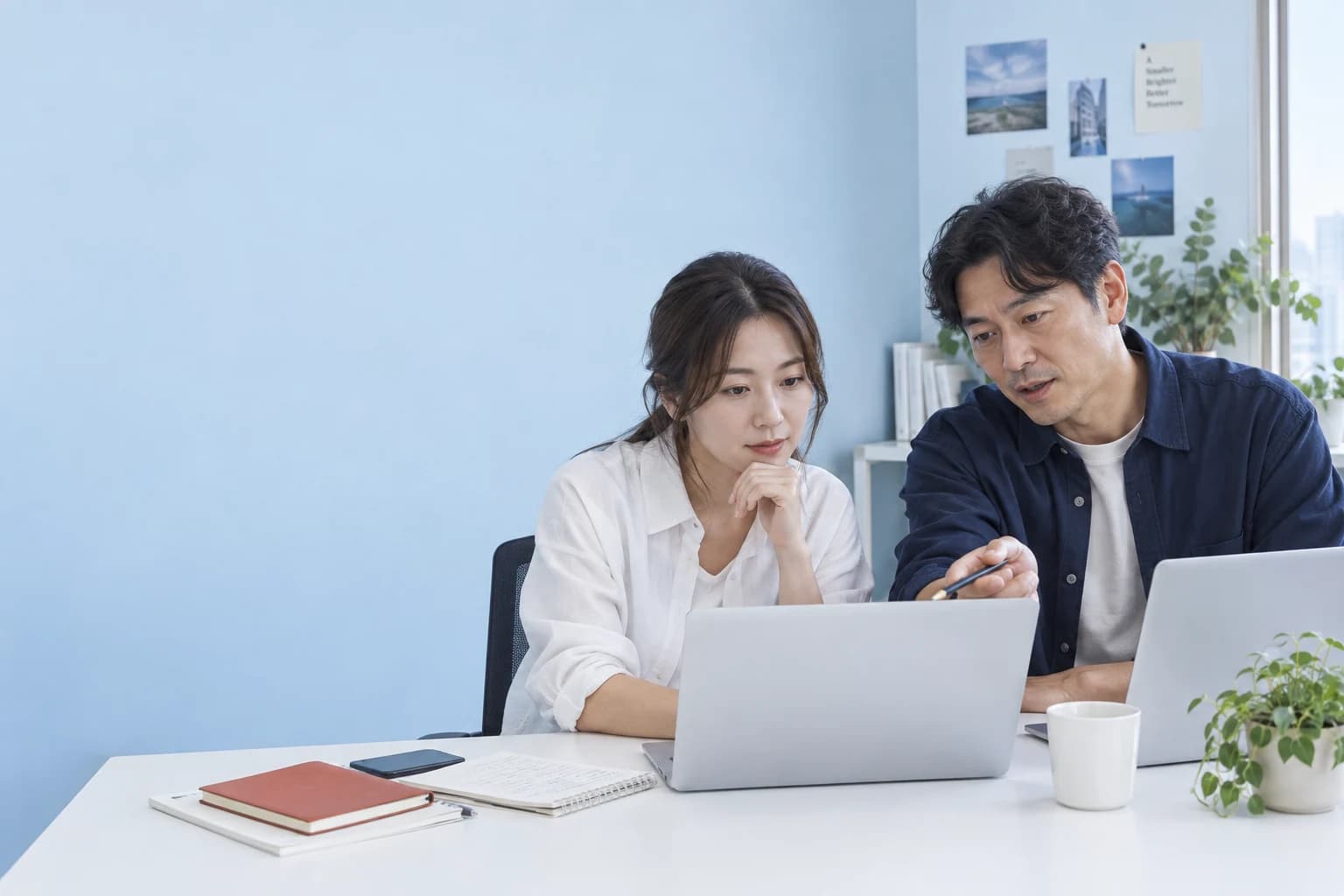 멘토와 수강생이 함께 코딩을 살펴보는 1:1 강의 콘셉트 이미지